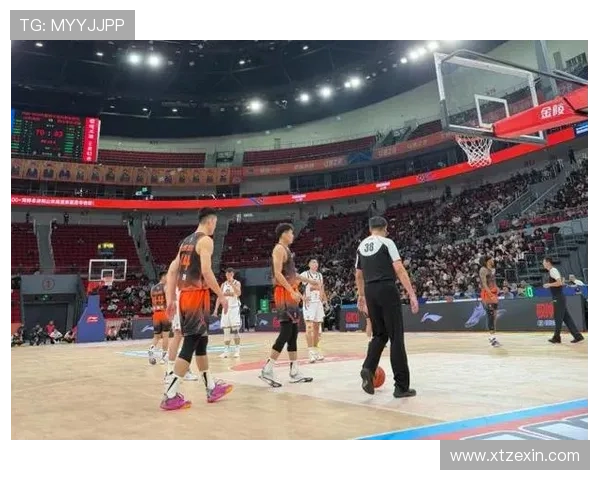 邱彪踩场呐喊家人力推团队篮球 邱彪踩场呐喊家人力推团队篮球